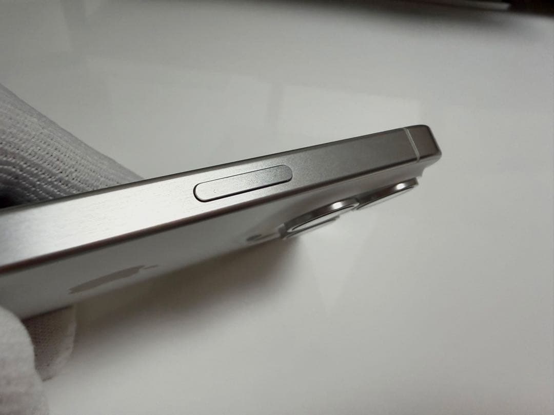 【美品】iPhone 15 Pro ホワイトチタニウム SIMフリー