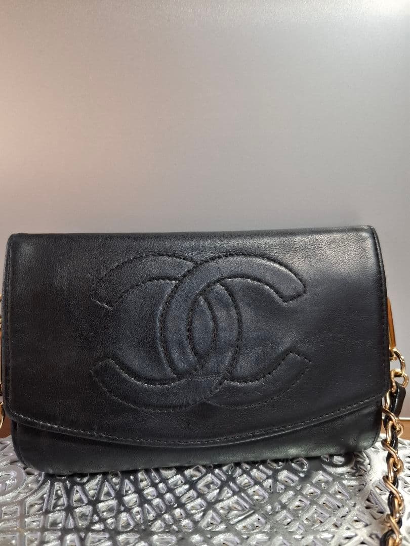 CHANEL 　デカココ　ラムスキン　二つ折り財布　斜め掛け