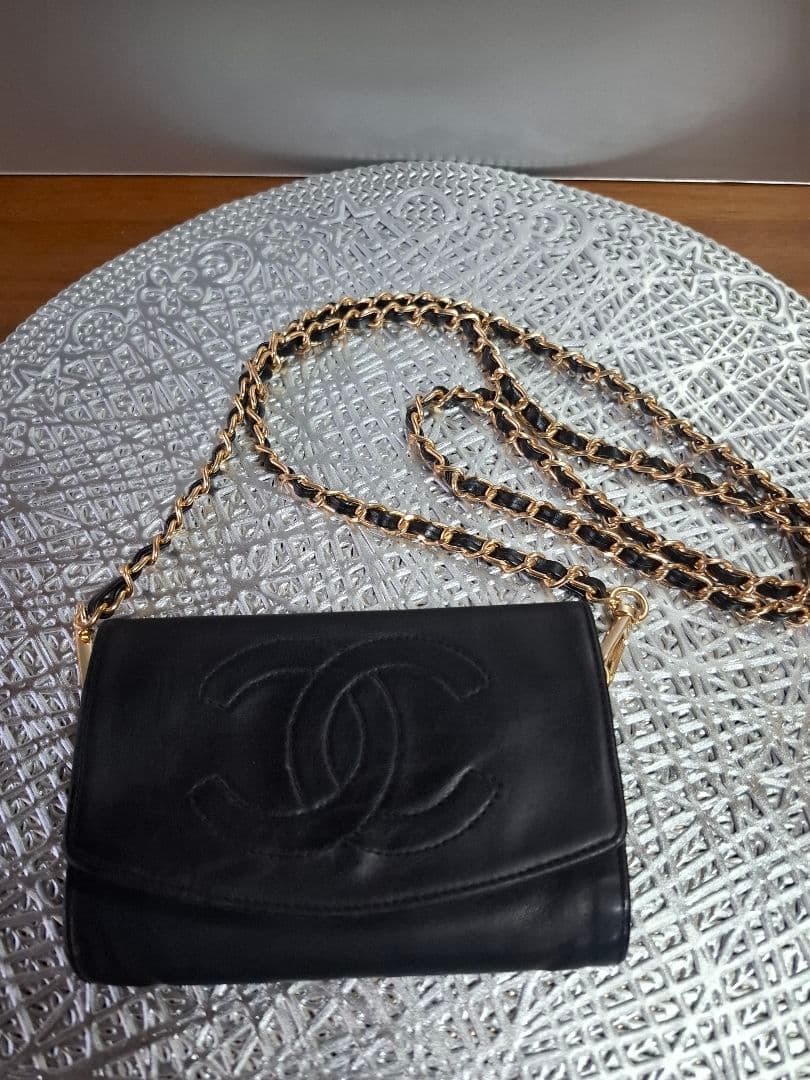 CHANEL 　デカココ　ラムスキン　二つ折り財布　斜め掛け