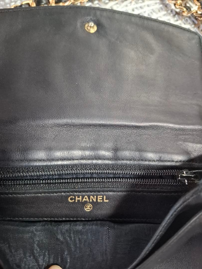 CHANEL 　デカココ　ラムスキン　二つ折り財布　斜め掛け