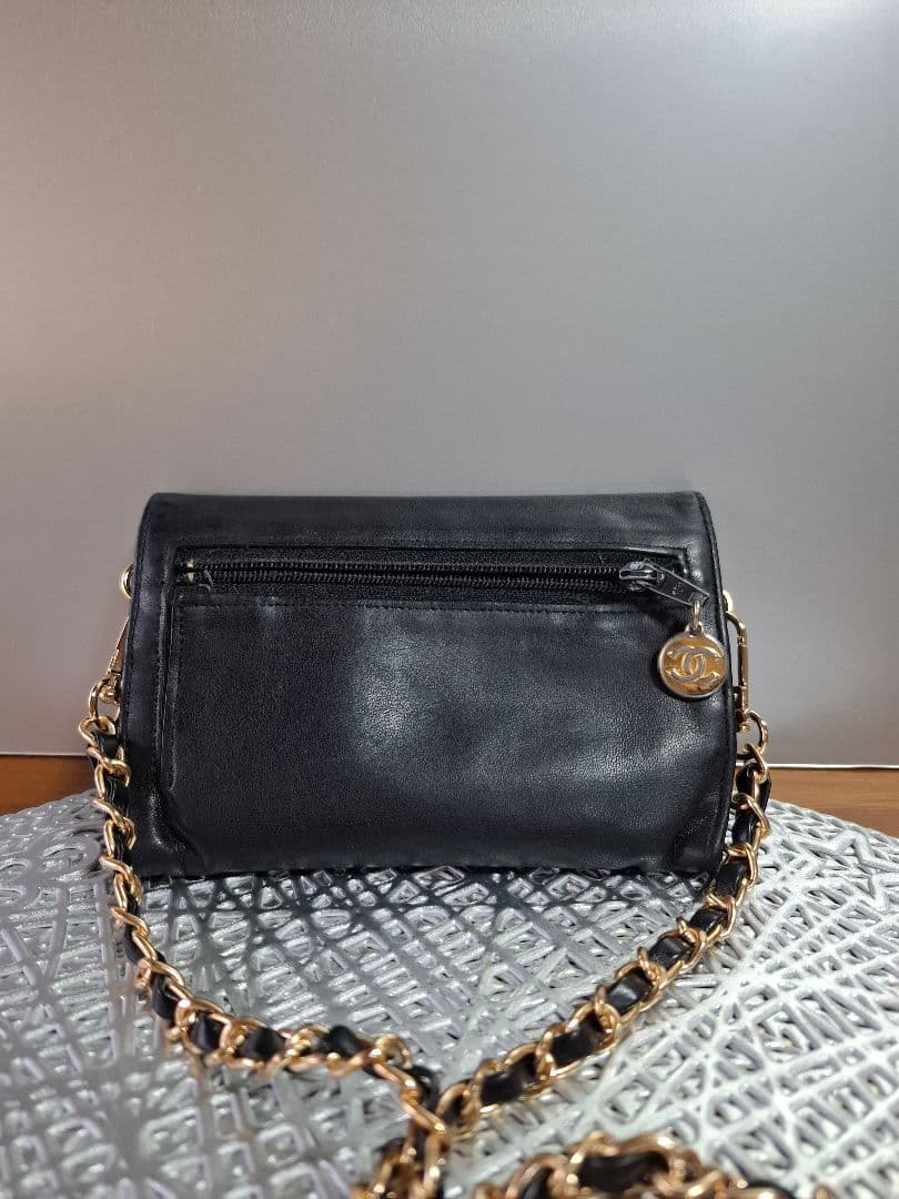 CHANEL 　デカココ　ラムスキン　二つ折り財布　斜め掛け