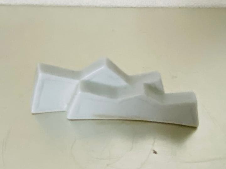 文房四宝　李朝　白磁水滴角形　白磁山形筆架