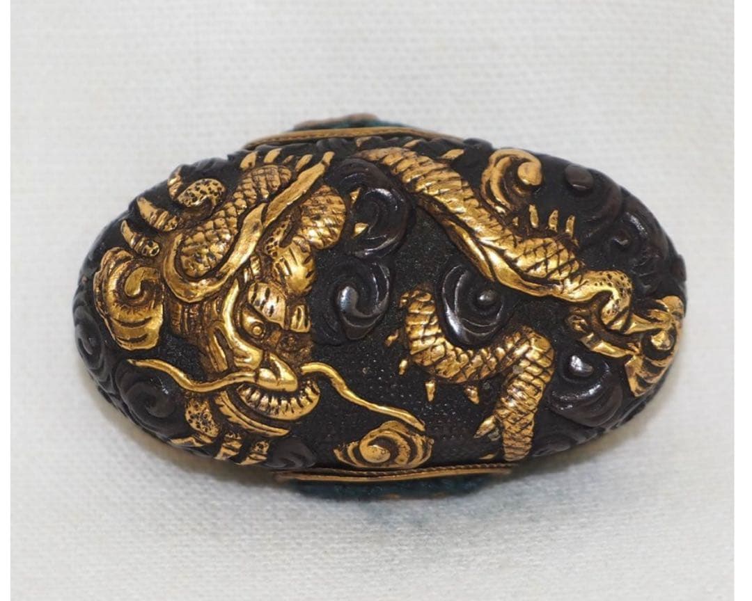 送料無料　コレクター放出品　時代物　金象嵌龍文彫　縁頭　刀装具　木箱付