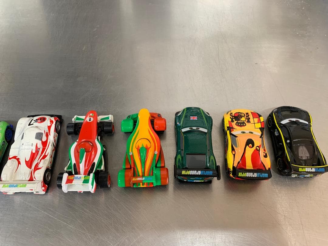 カーズ　トミカ　ワールドグランプリ12台セット（ルイスハミルトン等）