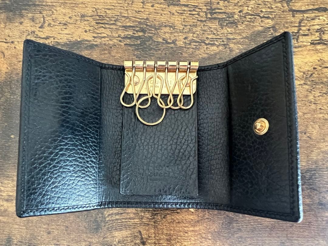 GGロゴ付き黒レザーキーケース