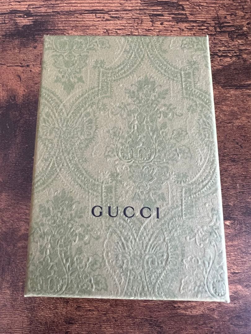 GGロゴ付き黒レザーキーケース