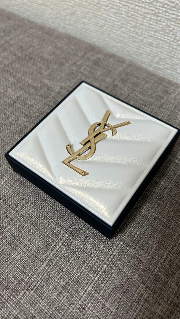 【美品】イヴサンローラン　オールアワーズハイパールミナイザー03ロージーサンド