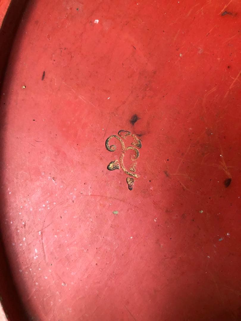 蔵にあった古式の朱塗蒔絵丸盆