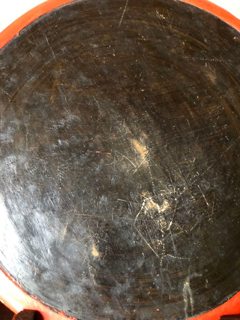 蔵にあった古式の朱塗蒔絵丸盆