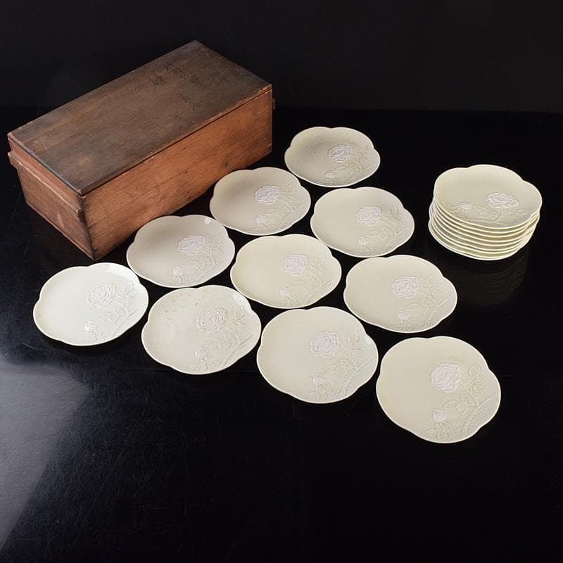 出石焼　牡丹刻　輪花皿　十九客　時代箱付　N　7093A