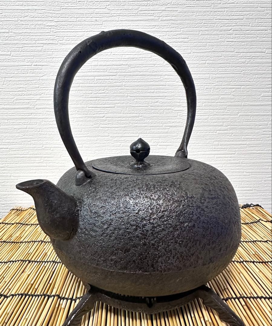 未使用品、供箱等付属品付　南部岩鋳三代目清茂作　２５型肌文様　南部鉄瓶　南部鉄器