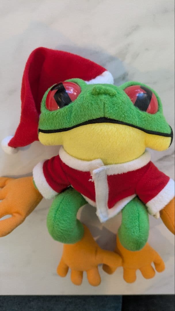 サンタのカエルぬいぐるみ