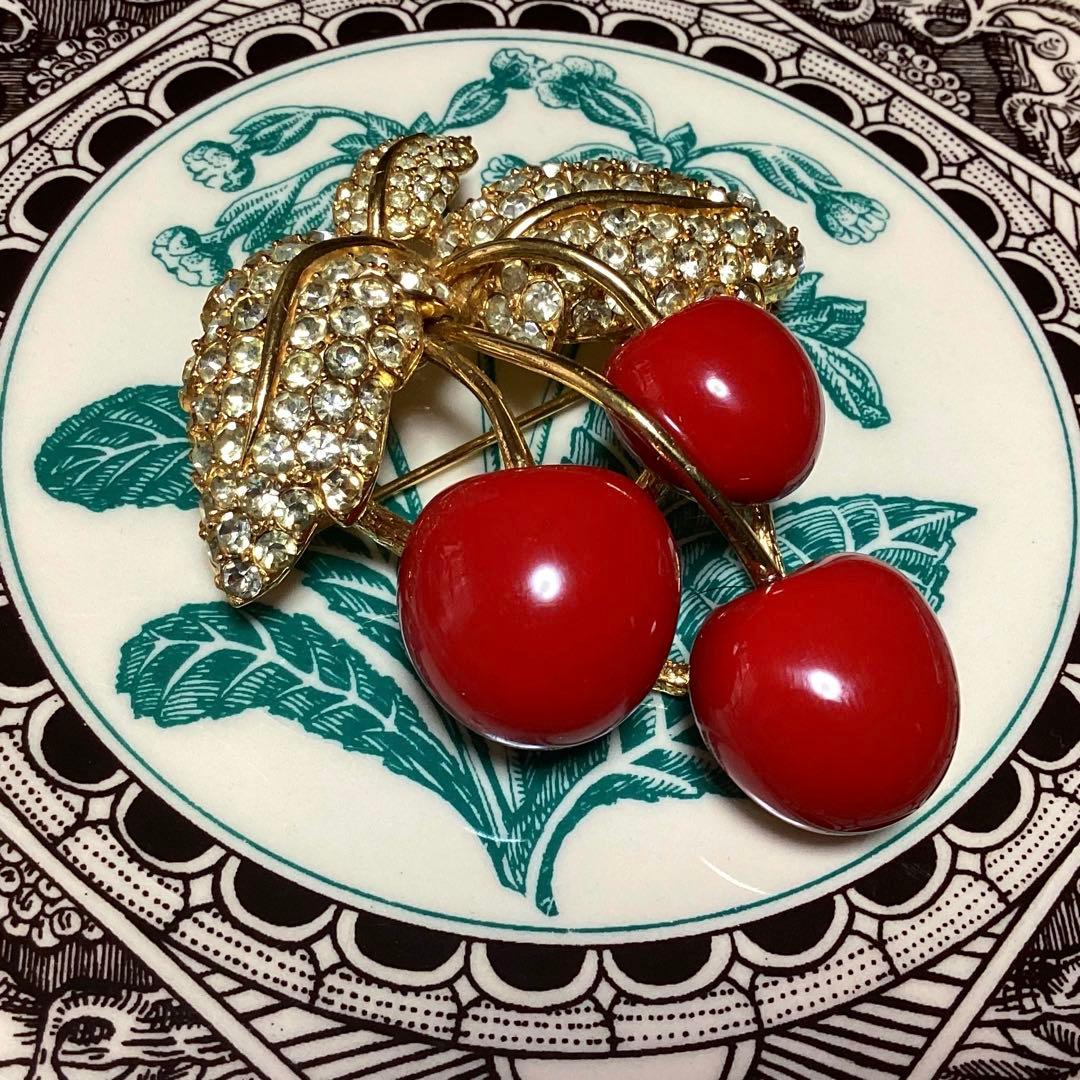 CINER コスチュームジュエリーエナメルとビジューのさくらんぼブローチ