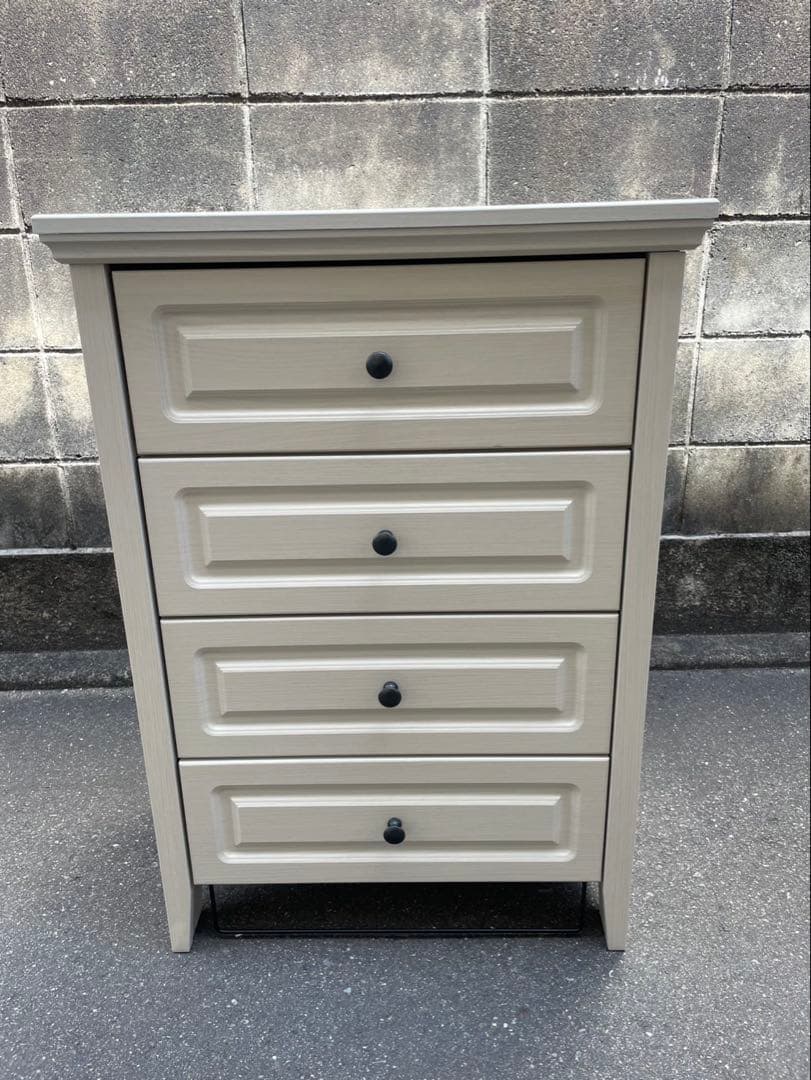 ライトグレーの木製チェスト 4引き出し
