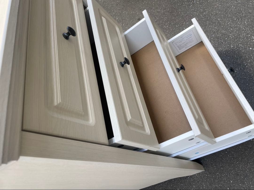 ライトグレーの木製チェスト 4引き出し