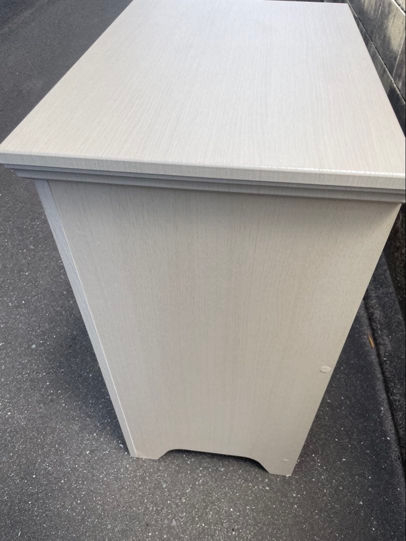 ライトグレーの木製チェスト 4引き出し