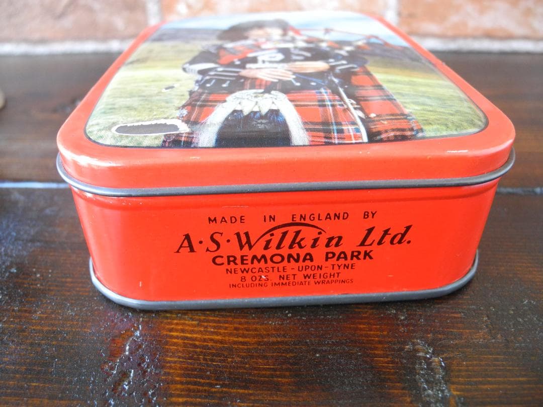 【希少品】レトロなハンドメイド／バグパイパーフィギュア・ティン缶セット