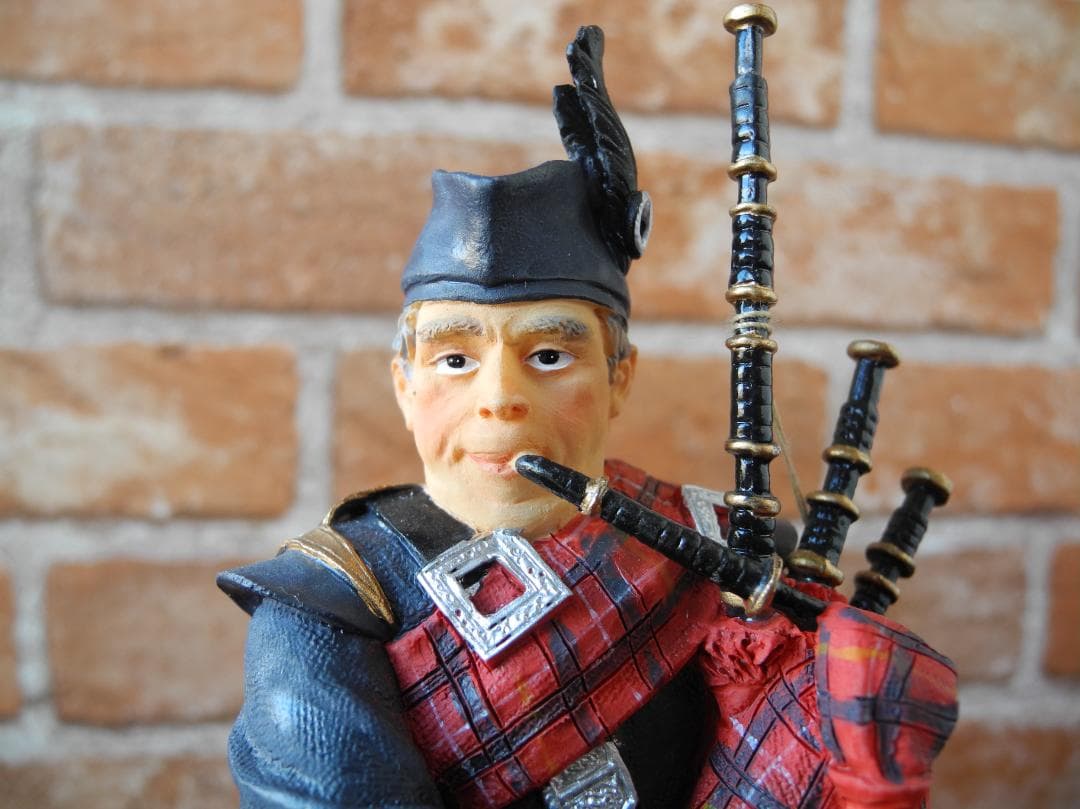 【希少品】レトロなハンドメイド／バグパイパーフィギュア・ティン缶セット