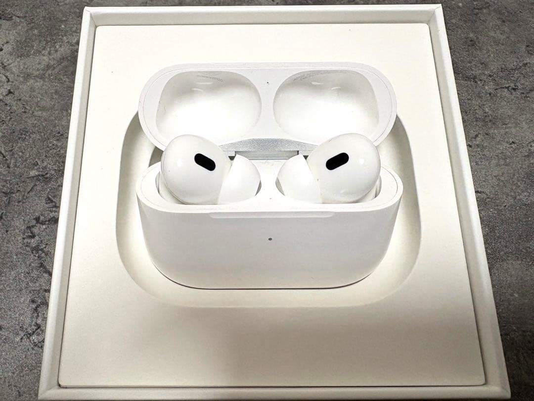 AirPods Pro 第2世代 新品Mイヤーチップ+Spigenケース2個