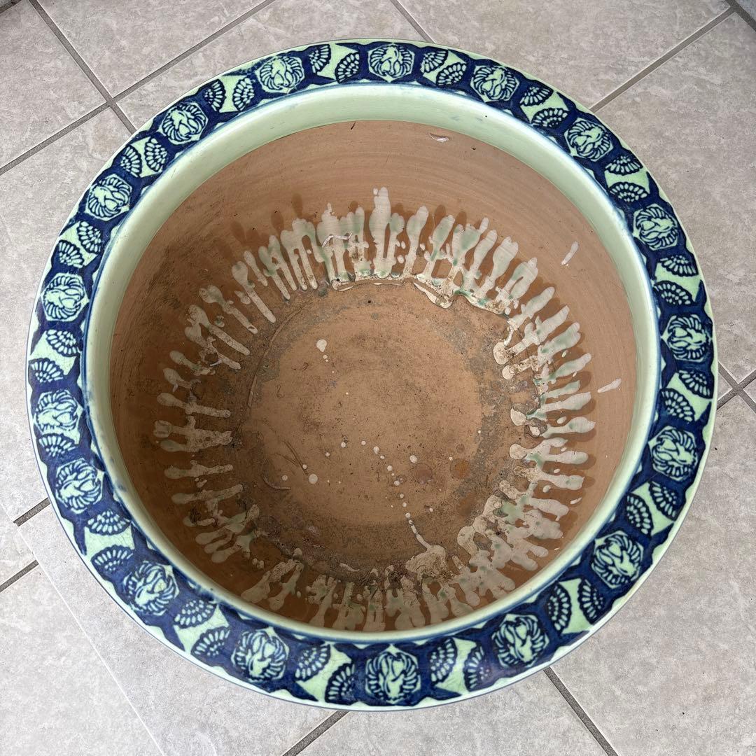 火鉢 陶器鉢 染付 古民具 睡蓮鉢 金魚鉢 有田焼 水鉢 花柄 彫り 伊万里焼