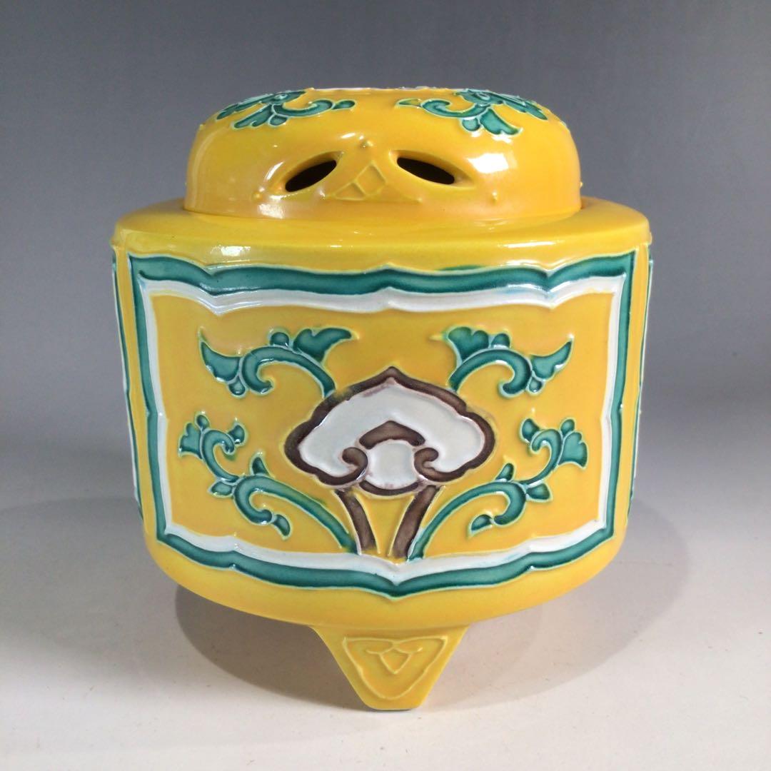 Ｐ２９８　香炉　『在銘』『黄交趾』『唐草文』『三ツ足香炉』　木箱　茶道具