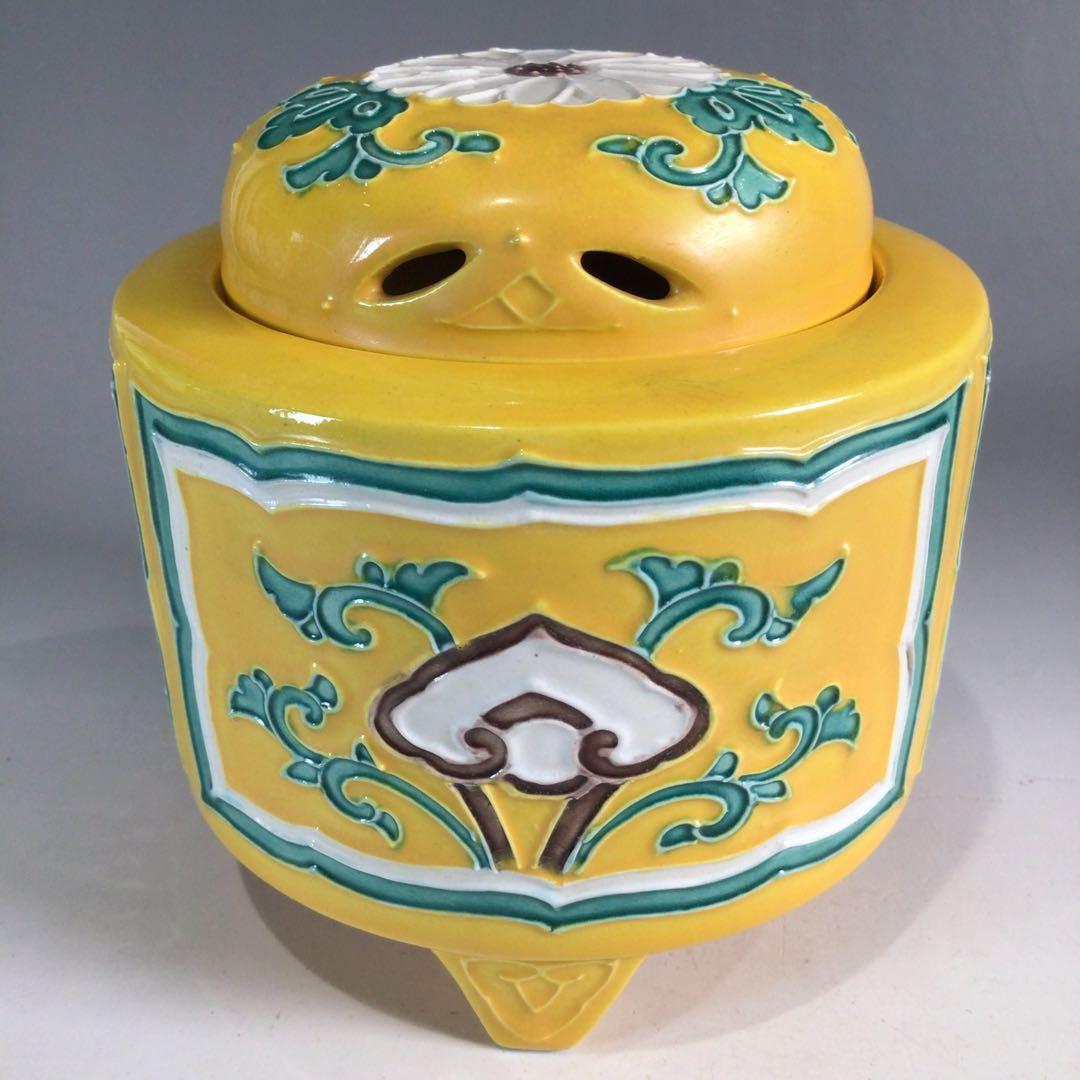 Ｐ２９８　香炉　『在銘』『黄交趾』『唐草文』『三ツ足香炉』　木箱　茶道具