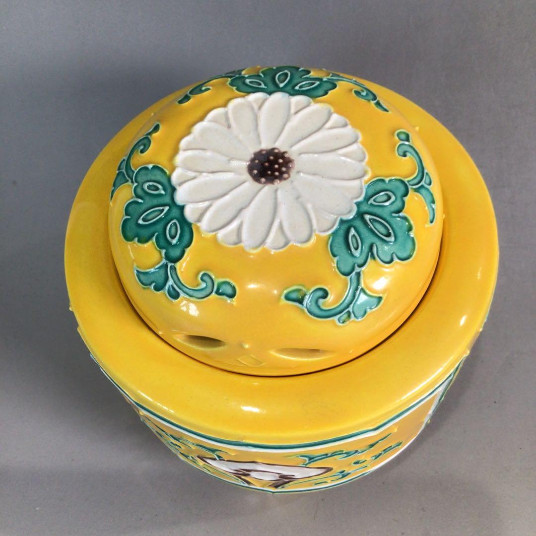 Ｐ２９８　香炉　『在銘』『黄交趾』『唐草文』『三ツ足香炉』　木箱　茶道具