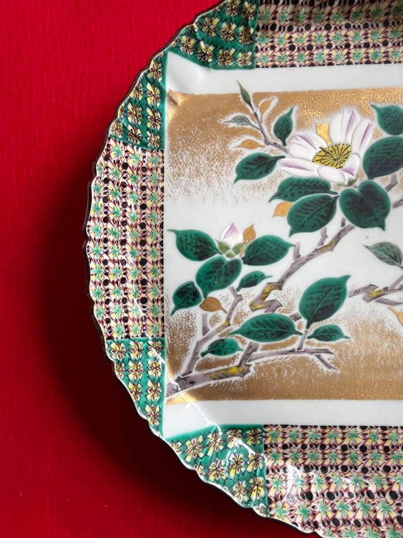 芸術員会員 武腰敏昭作 『色絵九谷 山茶花文』飾皿 約31.5cm 管理K362