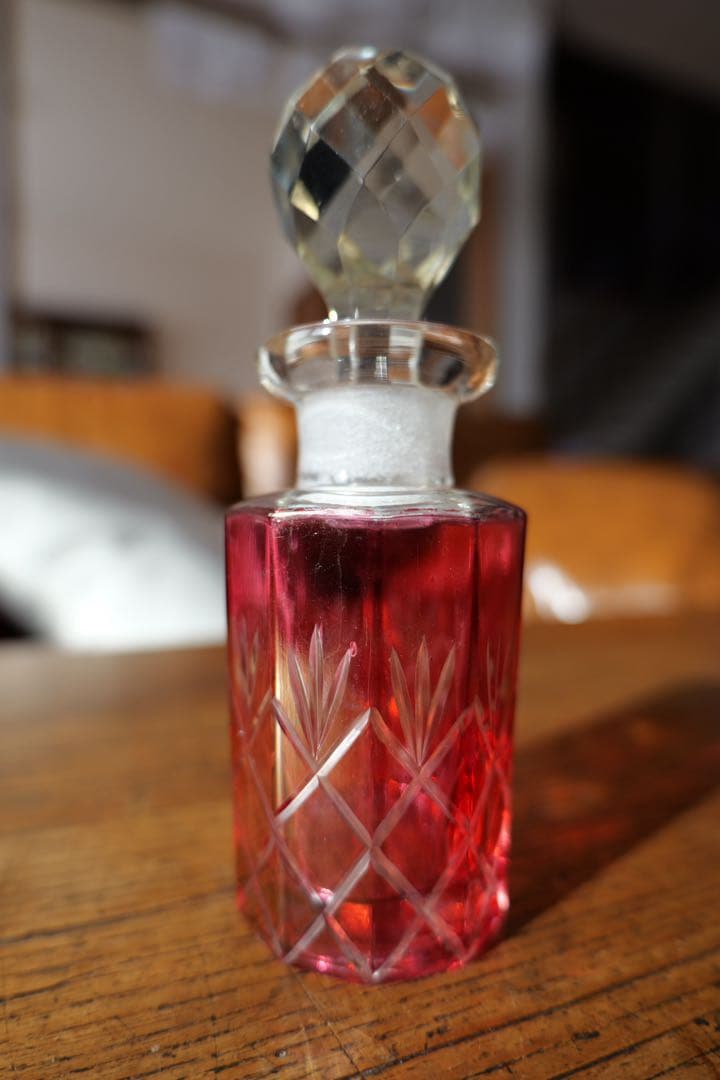 フランス　アンティークの香水瓶　オールドバカラ？