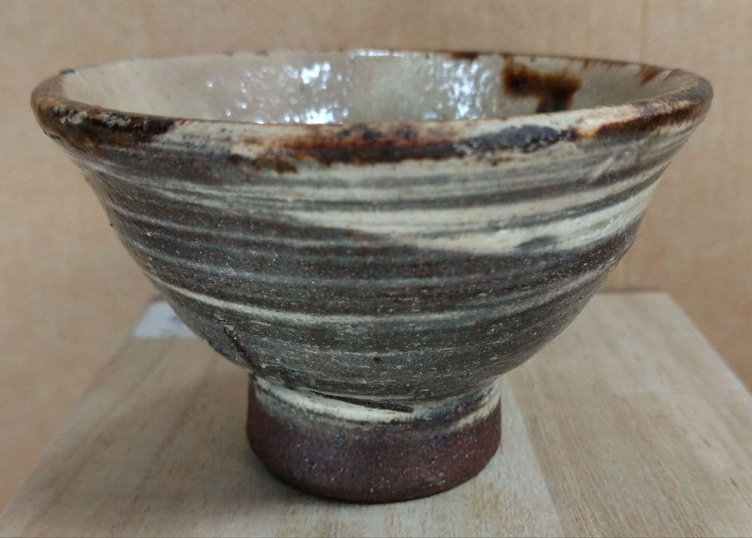 【本物保証】金城次郎 壷屋焼ぐい呑 共箱 栞 人間国宝 壺屋焼 刷毛目魚文ぐい呑