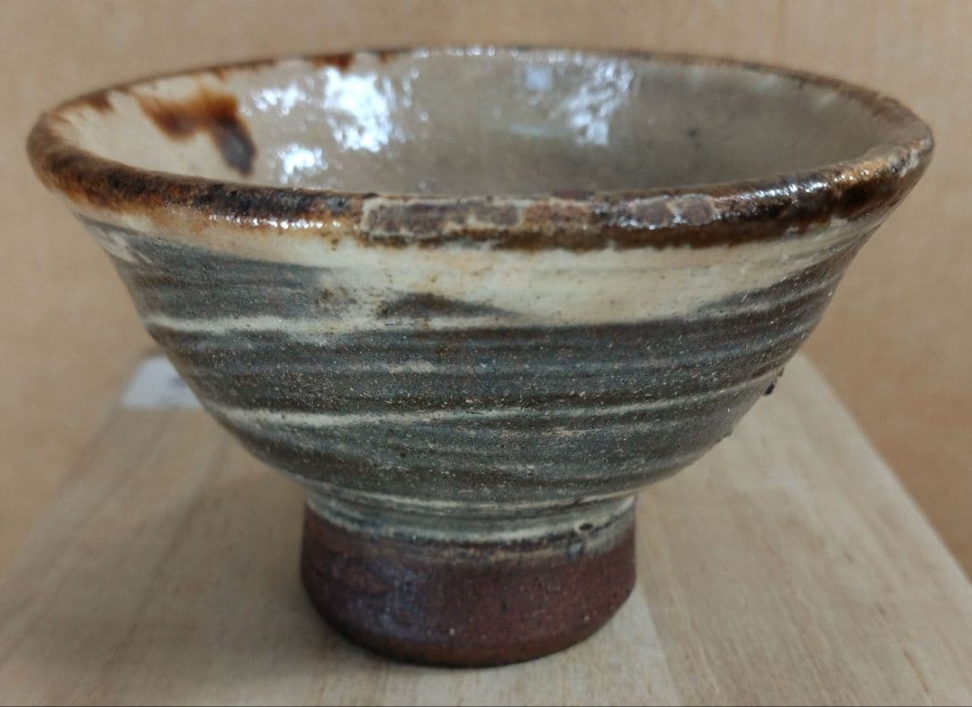 【本物保証】金城次郎 壷屋焼ぐい呑 共箱 栞 人間国宝 壺屋焼 刷毛目魚文ぐい呑