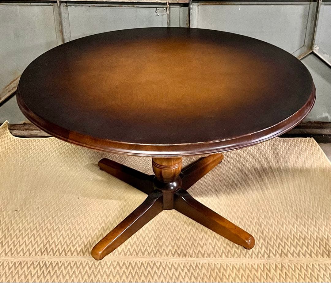 ③ 飛騨産業　キツツキマーク　ラウンドテーブル