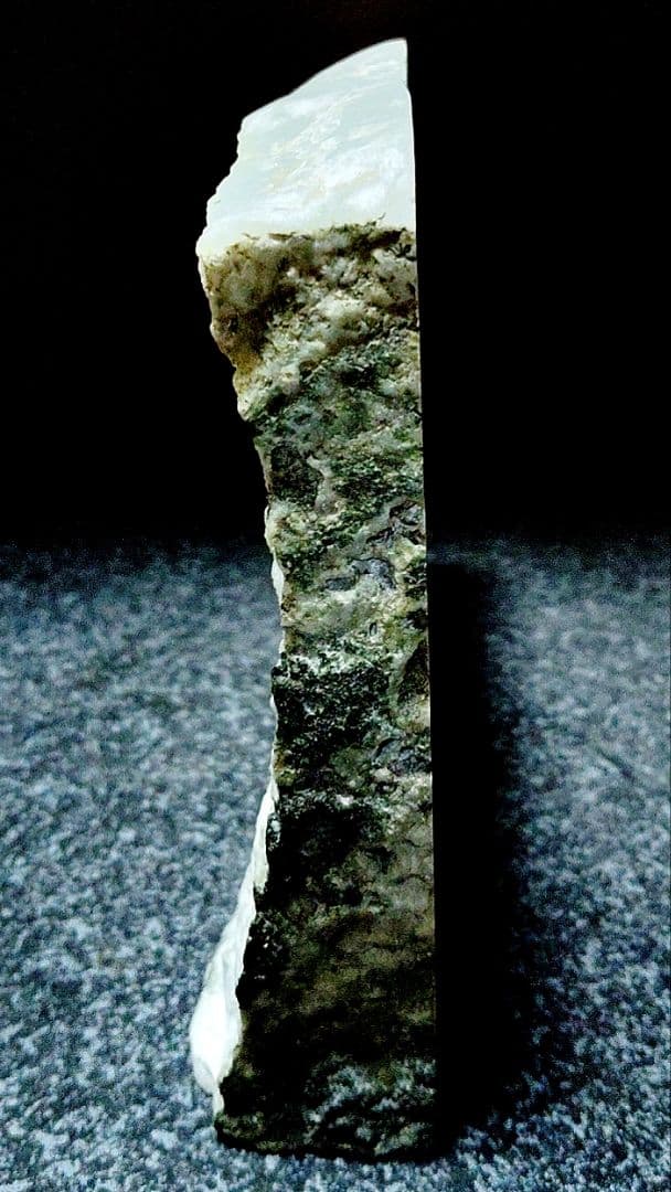 ★翡翠原石★稀少・下仁田翡翠【クリフプレート・化粧面磨き566ｇ】