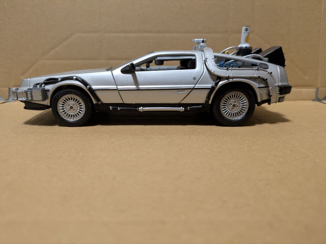 WELLY　　バックトゥザフューチャーPART2 デロリアン　1/24