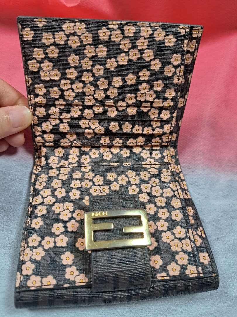 花柄 二つ折り財布 フェンディ ズッキーノ 金ロゴ ゴールドロゴ