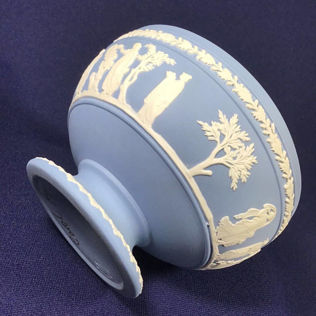 ウェッジウッド ジャスパーウェア クリームカラー on ペールブルー