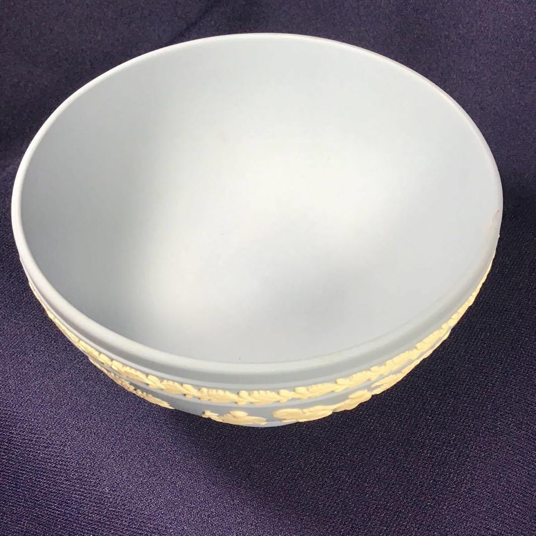 ウェッジウッド ジャスパーウェア クリームカラー on ペールブルー