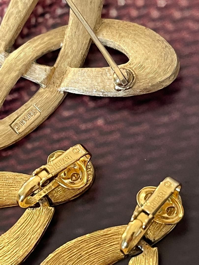 ♛︎TRIFARI ヴィンテージブローチ&イヤリングセット9526