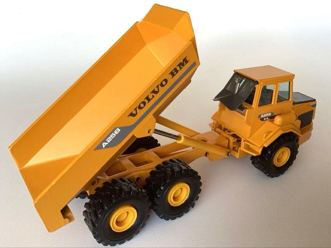 Volvoミニカー　ボルボアーティキュレートダンプ1991年　NZG1:50絶版