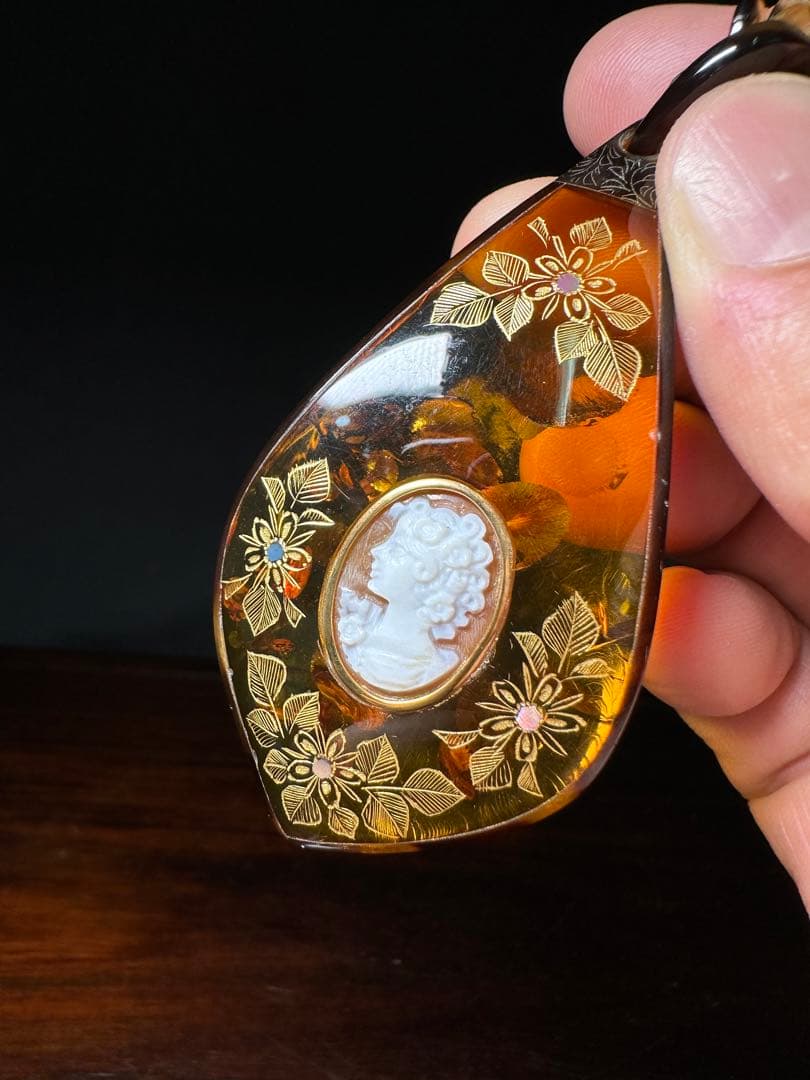 カメオ　琥珀ペンダント　鼈甲　首飾り　作家物　金彩