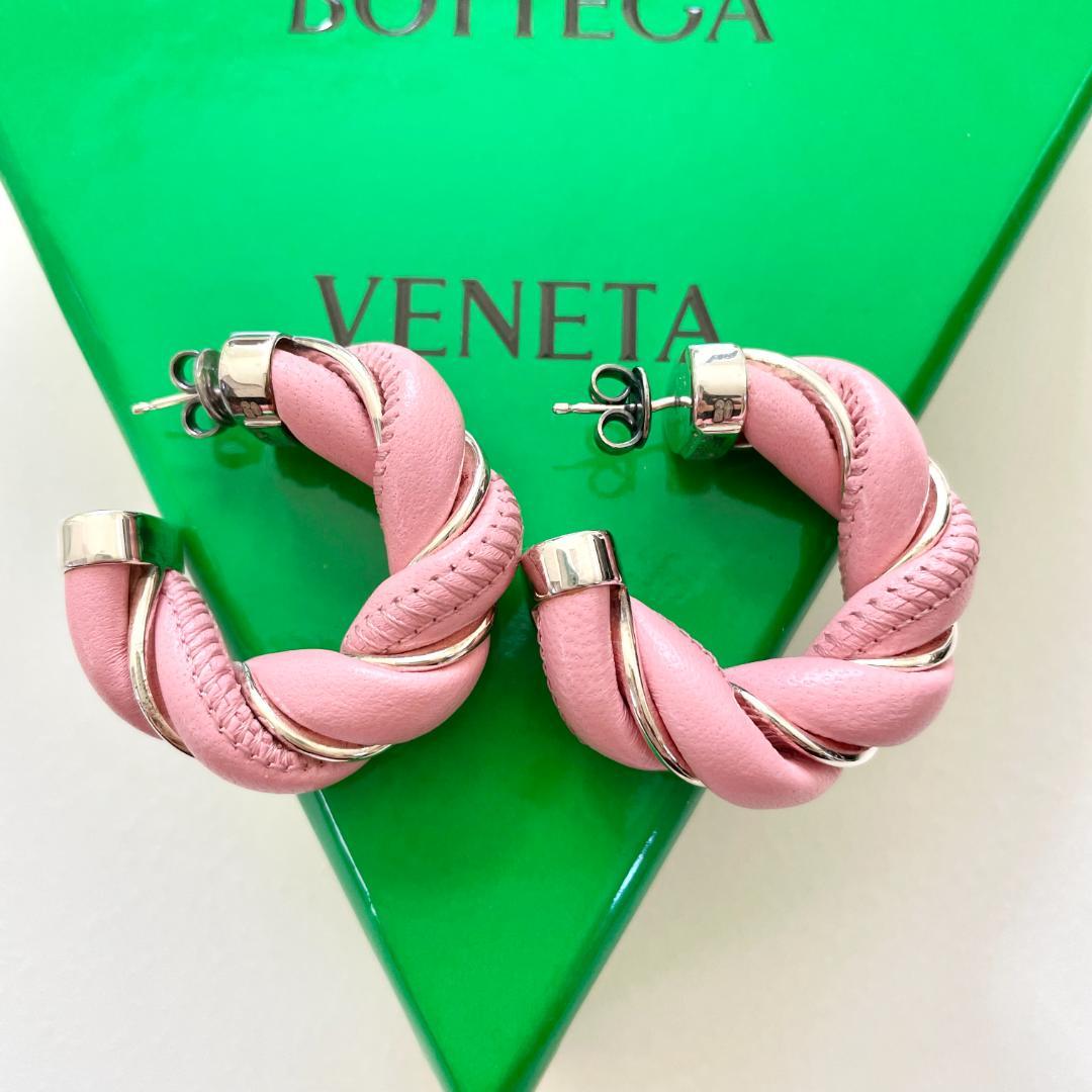ボッテガヴェネタ ピアス ツイスト レザー フープ スタッド レディース ピンク