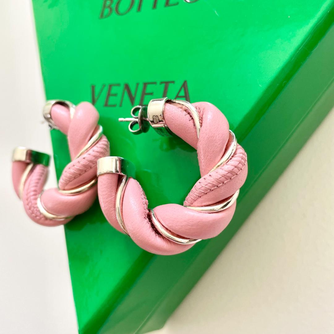 ボッテガヴェネタ ピアス ツイスト レザー フープ スタッド レディース ピンク