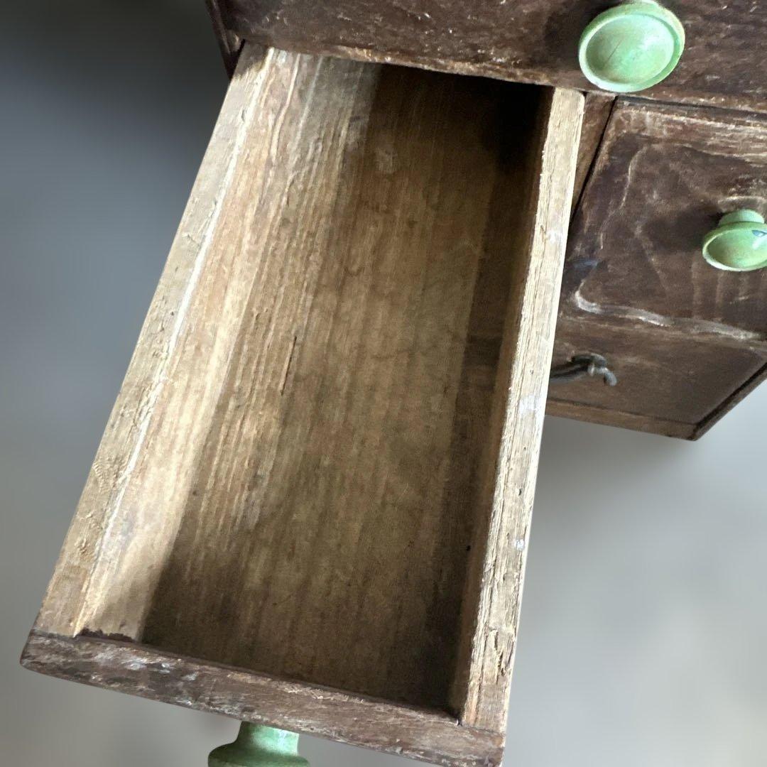 ヴィンテージ　グリーンの取っ手がとても可愛い❣️木製4段引き出し箪笥