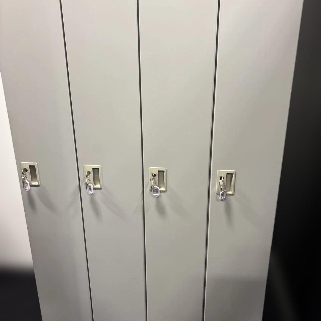 鍵付きオフィスロッカー 4人分グレー(スチール製)