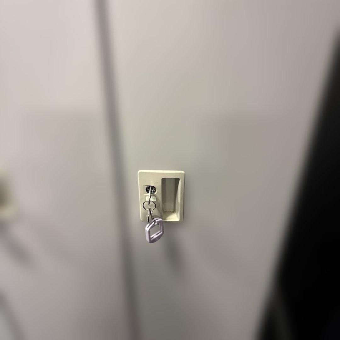 鍵付きオフィスロッカー 4人分グレー(スチール製)