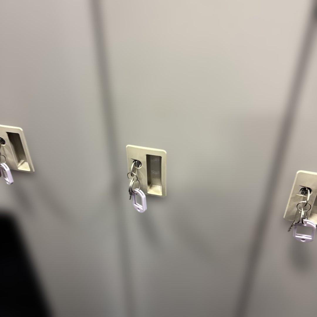 鍵付きオフィスロッカー 4人分グレー(スチール製)