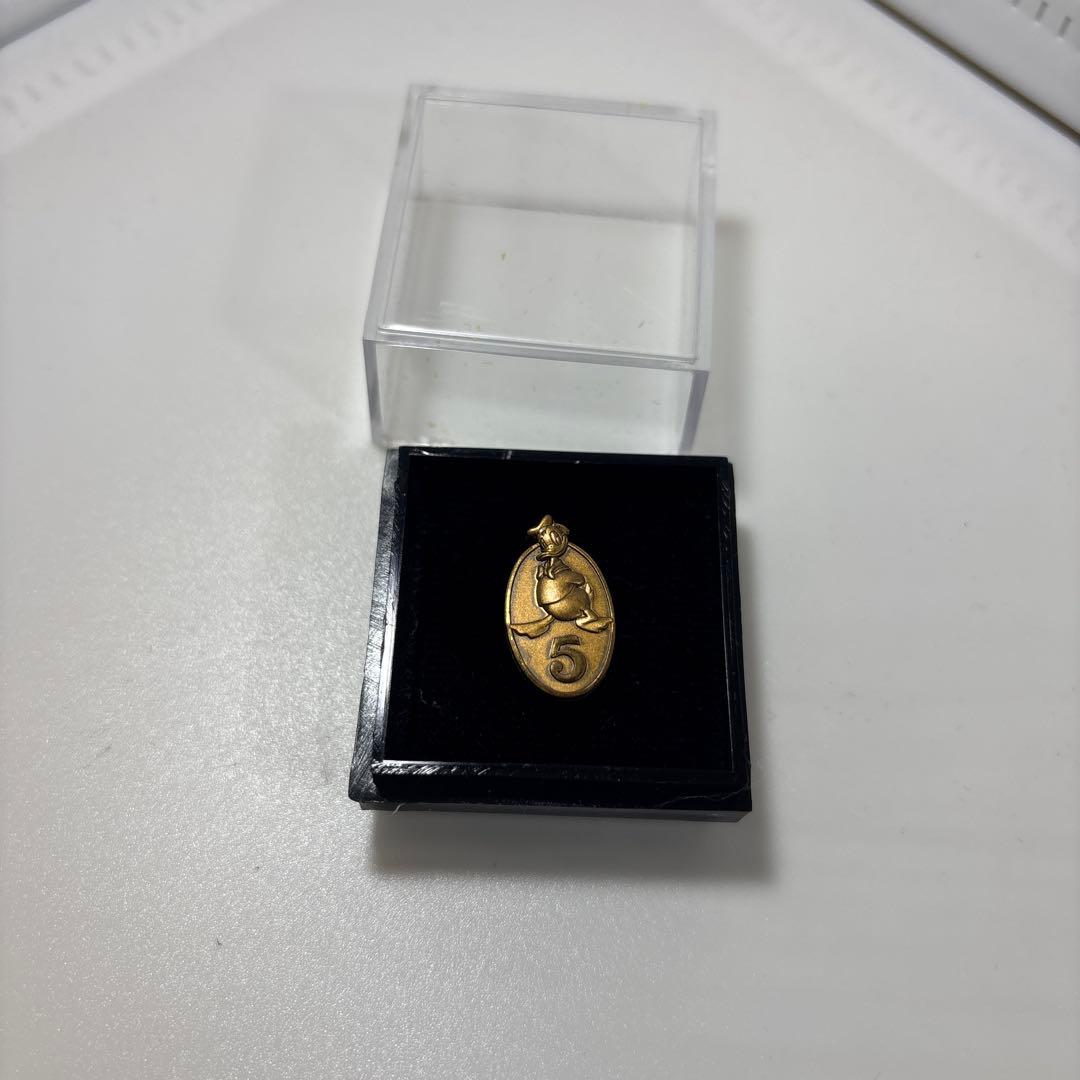 レア品東京ディズニーランド キャストアワードピン 5 年☆ドナルド☆初期