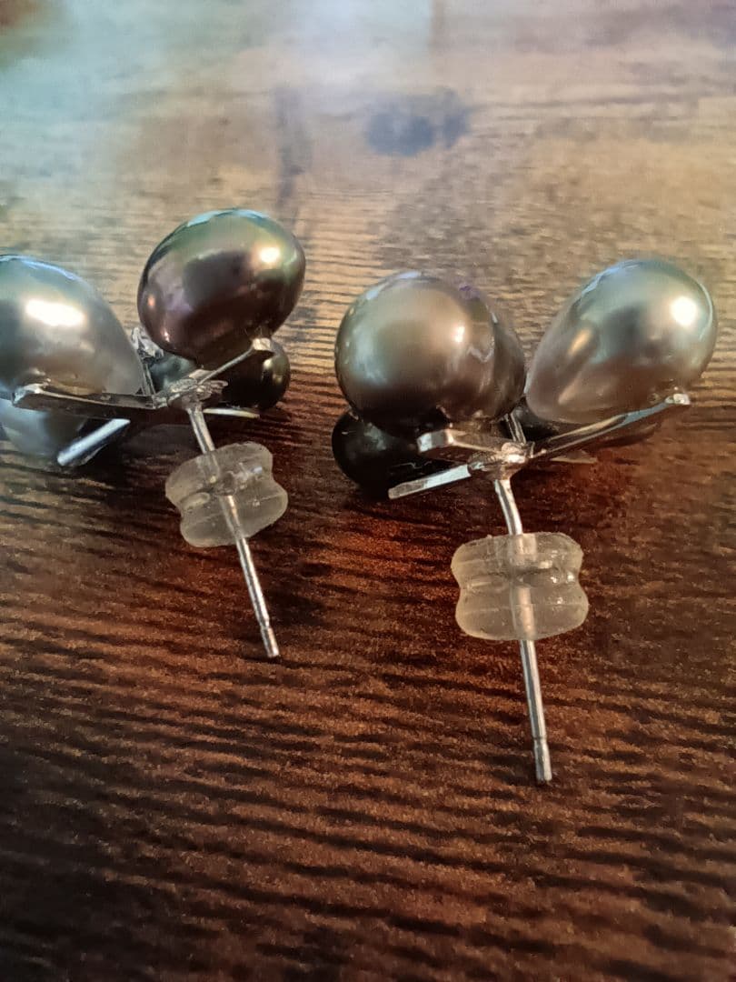 K18WGブラックパール フラワーデザイン ピアス(両耳用)