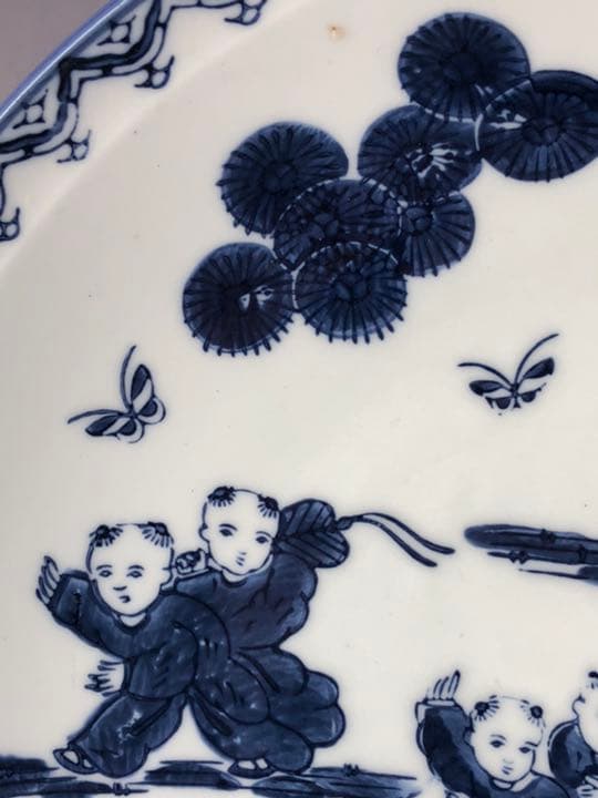 鍋島焼の染付け大皿　稚児絵　直径約30cm