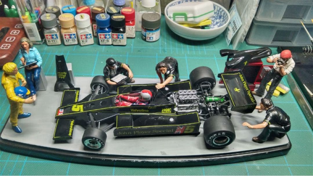 JPSロータス78完成品とタミヤ　モータースポーツチームセットの組合せ情景作品
